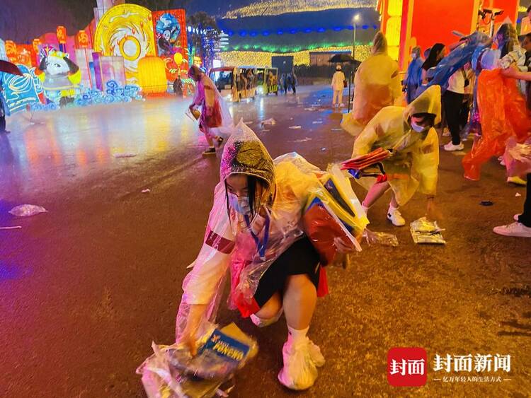 (转载)狂风骤雨下的“平静” 自贡·中华彩灯大世界有序疏散游客6000余名