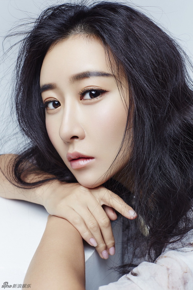 毛俊杰冬日大片曝光 电眼迷人身材婀娜-国际在线