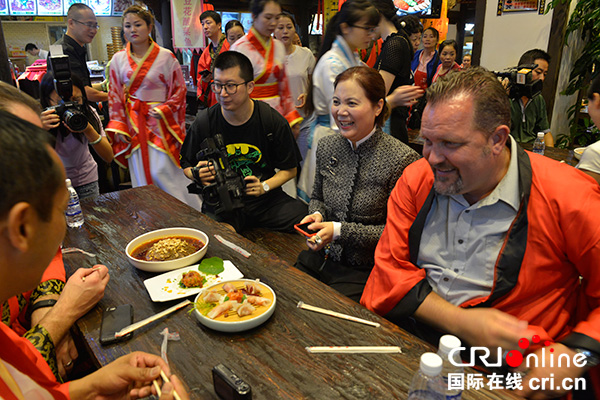 图片默认标题_fororder_嘉宾们正在品鉴豆瓣三文鱼和夫妻肺片-摄影刘垚