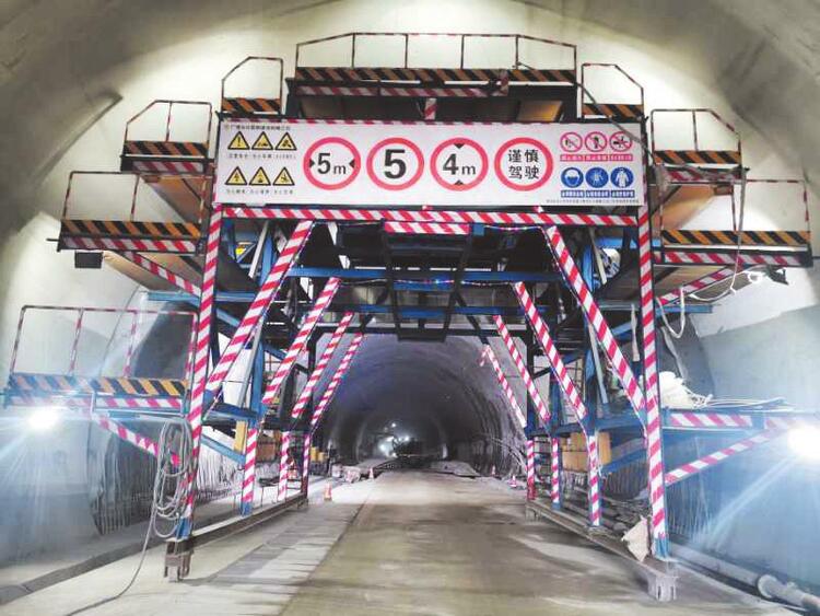 新柳南高速全线控制性工程有新进展 鼓鸣特长隧道全幅贯通