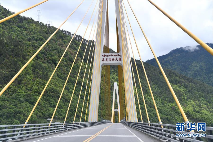 西藏通麦：“四隧两桥”让天险成通途