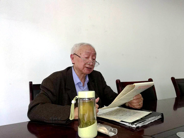 图片默认标题_fororder_老党员黄克翔正在上党课