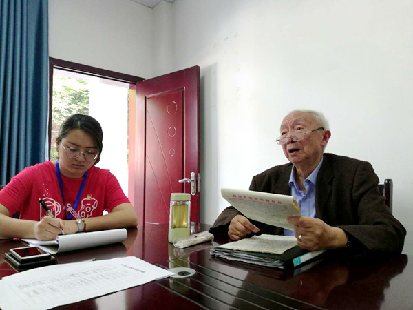 图片默认标题_fororder_老党员给社区党员上党课