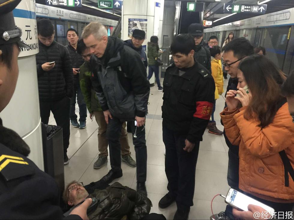 外国朋友北京地铁晕倒 路人争相来扶