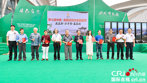 图片默认标题_fororder_3对第二届富顺文化守望者获得者颁奖（摄影-廖志全）