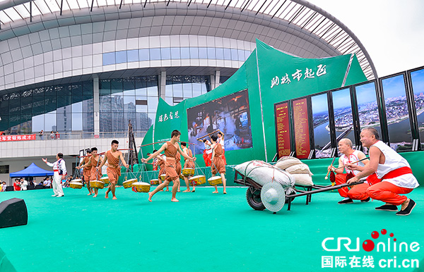 图片默认标题_fororder_6现场具有地方特色的文艺演出（摄影-廖志全）