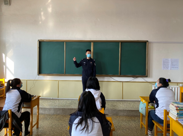 民警启动暖心“护学岗” 为师生复教复学保驾护航