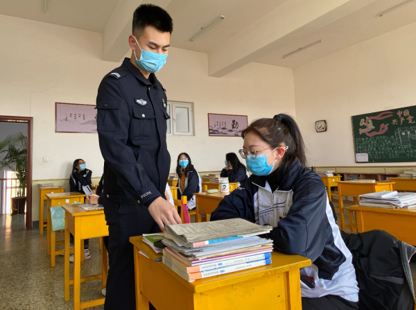 民警启动暖心“护学岗” 为师生复教复学保驾护航