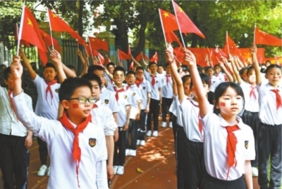 武汉市育才第二小学近五百名少年齐诵《少年中国说》