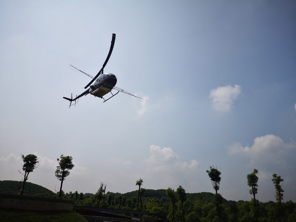 图片默认标题_fororder_正在喷洒农药的直升机