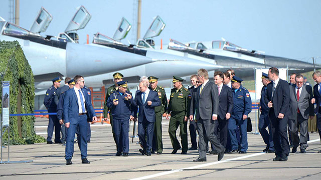 6架苏-57战机护航！普京在美国务卿到访同天视察尖端武器