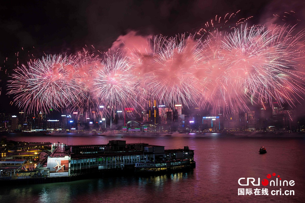 喜为祖国庆生 香港维港举行大型烟花汇演(组图)