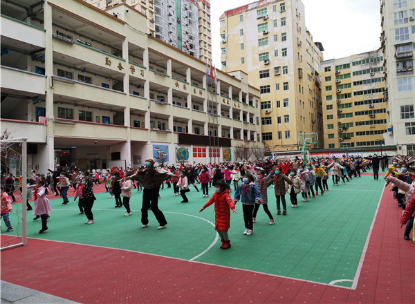 阿坝州马尔康地区近万名中小学生重返校园