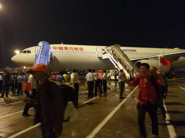 回家了！转移加勒比海地区受困同胞的两架东航包机今晚抵达上海