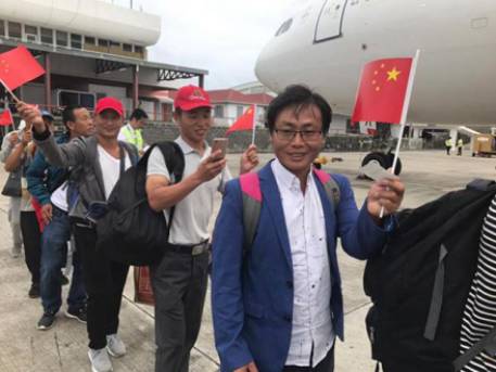 回家了！转移加勒比海地区受困同胞的两架东航包机今晚抵达上海