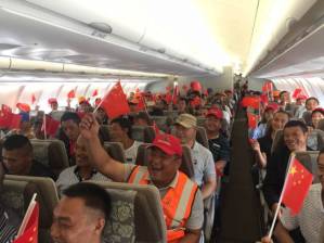 回家了！转移加勒比海地区受困同胞的两架东航包机今晚抵达上海