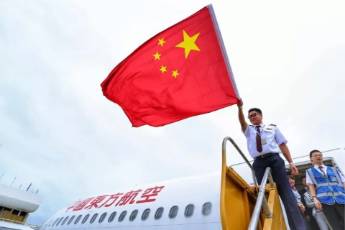 回家了！转移加勒比海地区受困同胞的两架东航包机今晚抵达上海