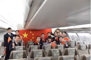 回家了！转移加勒比海地区受困同胞的两架东航包机今晚抵达上海