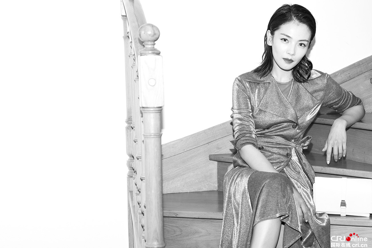 刘涛巴黎时装周看秀 金色风衣尽显优雅 - 国际