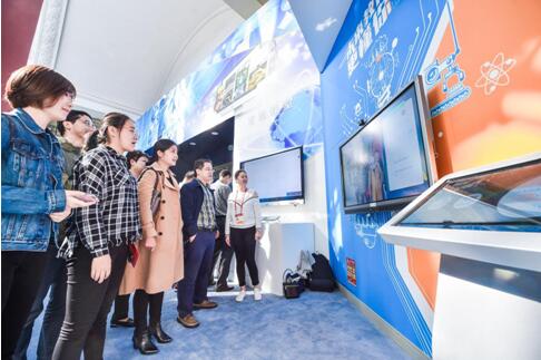“砥砺奋进的五年”成就展观众如织：朋友圈晒靓照 我爱你祖国