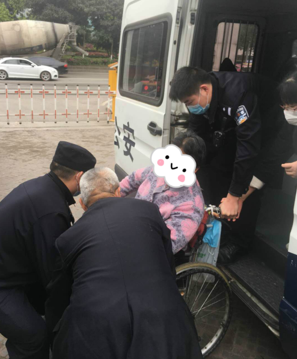 【OK】【重庆九龙坡区公安分局供稿】老人瘫痪在家办证难 重庆九龙坡社区民警为其开辟“绿色通道”