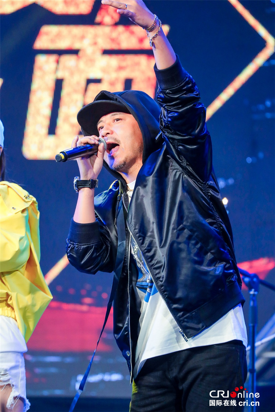 汪涵戴鸭舌帽变嘻哈潮男《我们来了》秀方言说唱 - 国际在线移动版