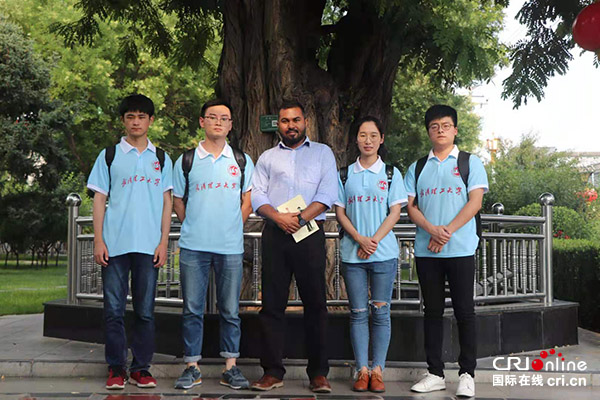 （老外说·青春努力在中国）孟加拉国教师加力布：“中国是值得学习的榜样”_fororder_加力布与学生合影