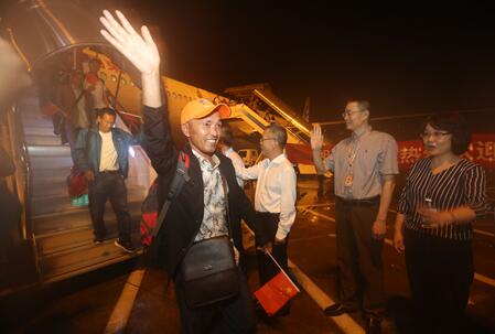 加勒比飓风受灾同胞＂回家＂：祖国的爱，感恩的心