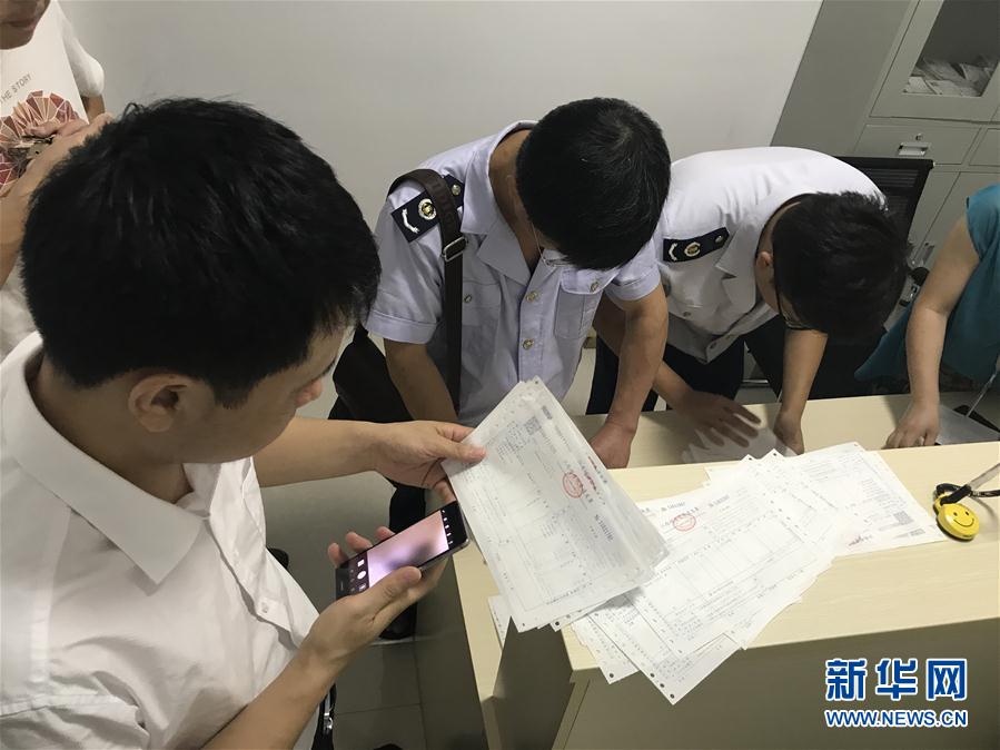 国庆暗访反“四风”：看纪检干部如何“凿洞捉虫”