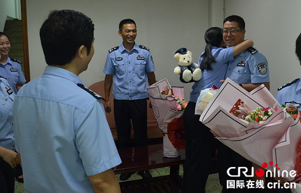 图片默认标题_fororder_一个拥抱，钦表父女情深