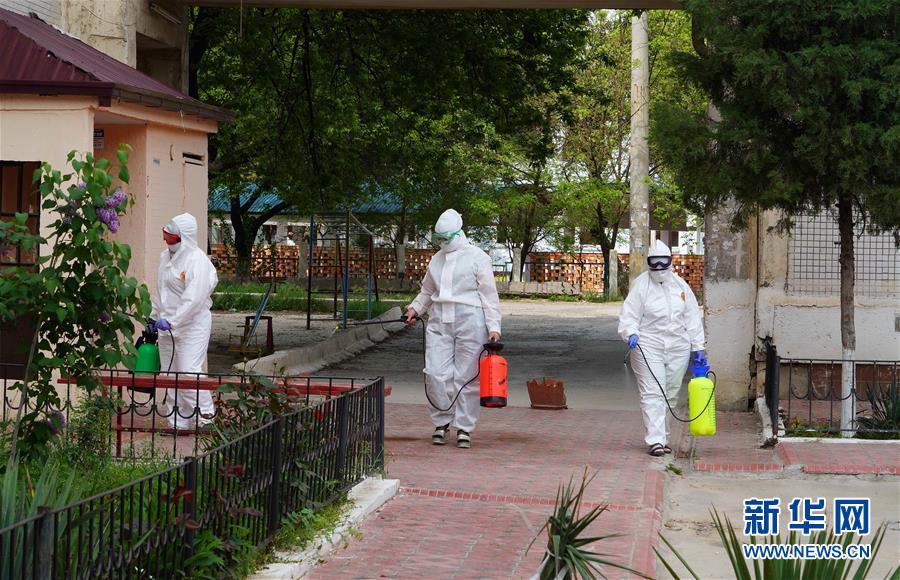 乌兹别克斯坦防疫人员开展消杀作业