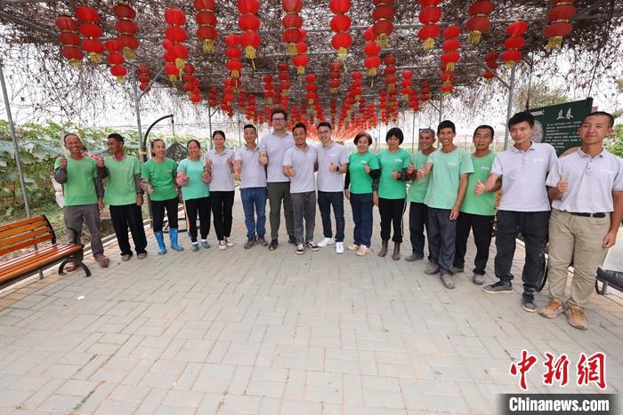 广东港青“农夫”：脚踩泥土，“耕”出大湾区农业新路