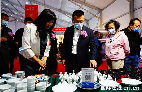 北京潘家园迎来景德镇瓷博会 两大IP共促传统文化交流 北京潘家园迎来景德镇瓷博会 两大IP共促传统文化交流_fororder_rBABC2Cgx0uAewmpAAAAAAAAAAA43.600x388_副本