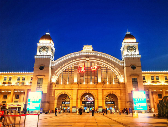 【急稿】【湖北】武汉交通全面重启 汉口站开出首趟列车