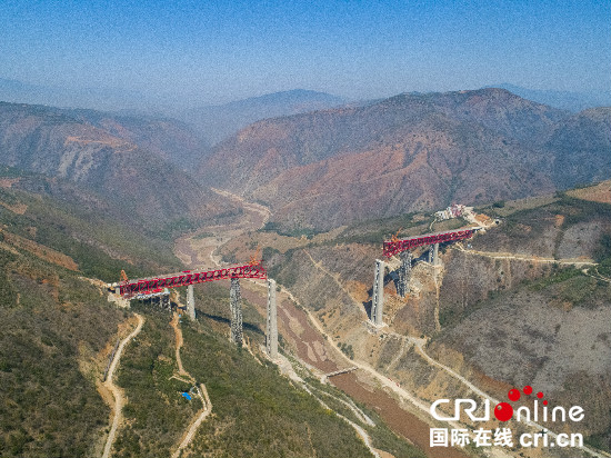 中国老挝铁路元江特大桥主桥钢桁梁成功跨越世界铁路第一高桥墩