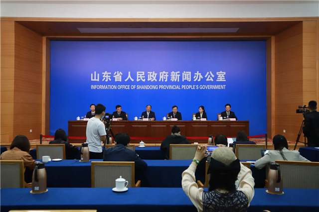 【原创】)“减证便民” 山东人社系统贴心服务办事群众_fororder_新闻发布会现场 供图 山东省政府新闻办公室