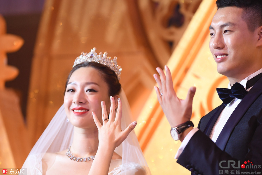 翟晓川与杨思雨举办婚礼 众队友做伴郎