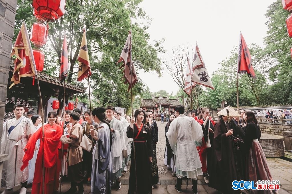 (转载)街子古镇化身“武侠江湖” 上演大型真人剧本杀