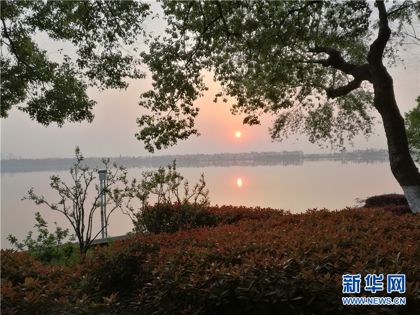 东湖迎来武汉“解封”后的首个日出