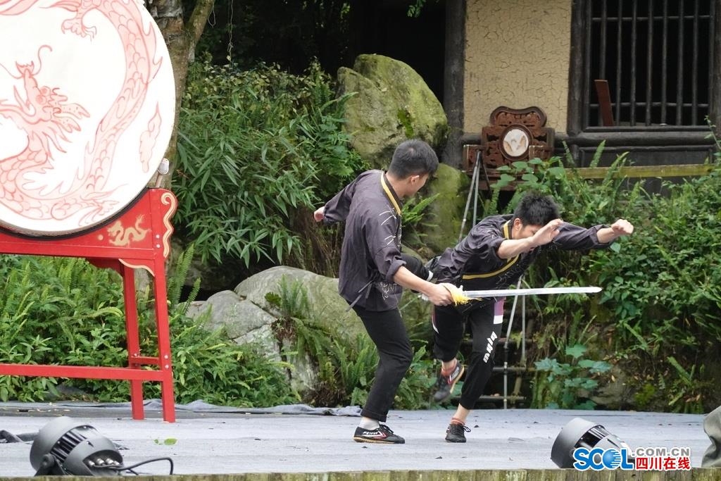(转载)街子古镇化身“武侠江湖” 上演大型真人剧本杀