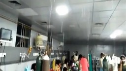 印度一新冠ICU病房漏雨：病人在病床上淋雨，陪护者用拖把清水
