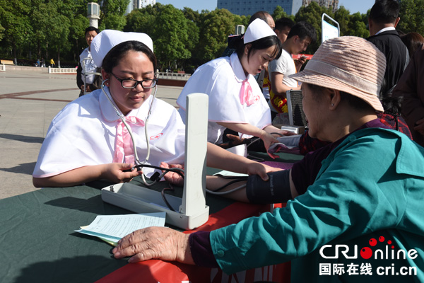 图片默认标题_fororder_活动的义诊现场-摄影--徐琴
