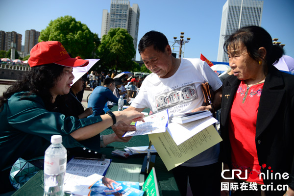 图片默认标题_fororder_助残活动日提供现场咨询-摄影--徐琴