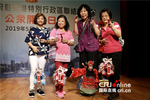 图片默认标题_fororder_香港中联办举行第三场公共开放日体验提线木偶