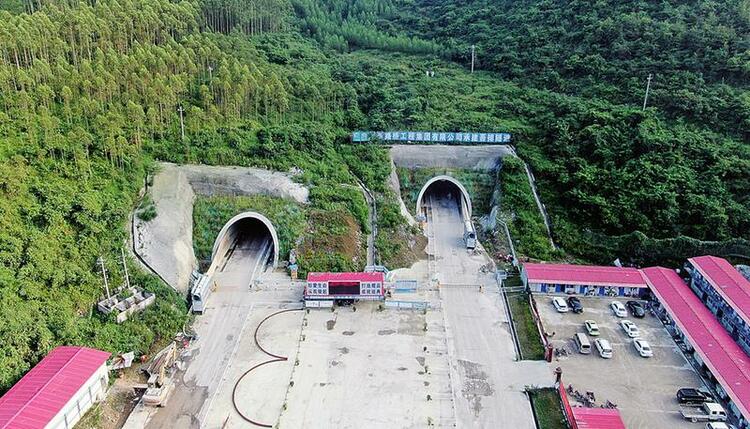 广西新柳南高速全线21座隧道全部贯通 为年内通车按下“快进键”