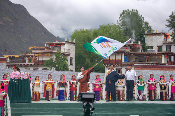 图片默认标题_fororder_6、会旗交接仪式--摄影-刘斌