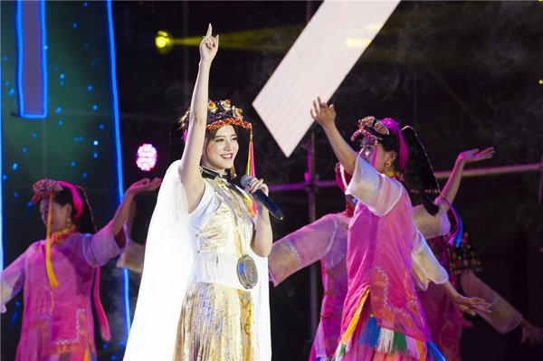 图片默认标题_fororder_2、丹巴当地歌手阿兰·达瓦卓玛为家乡倾情献唱-摄影-刘忠