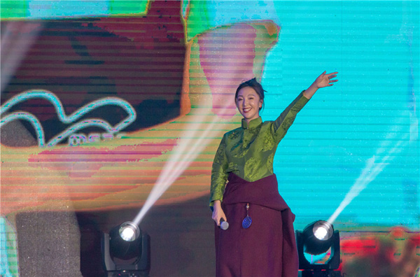 图片默认标题_fororder_3、藏族歌手阿斯根现场高歌-摄影-刘斌