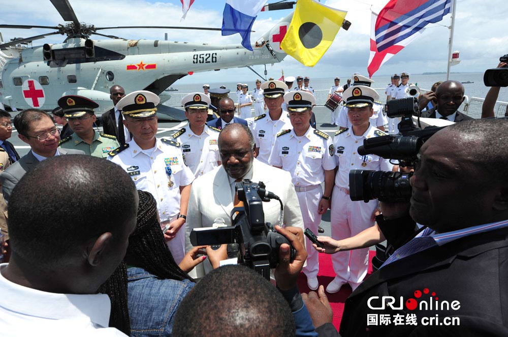 加蓬总统邦戈参观中国海军和平方舟医院船