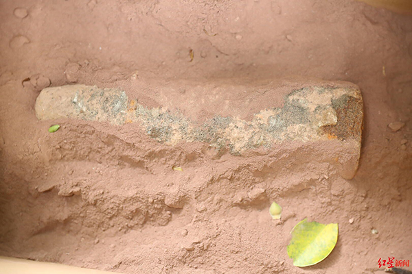 (转载)四川宜宾一工地惊现锈蚀炮弹 “拆弹专家”穿70斤重的排爆服成功排险_fororder_1